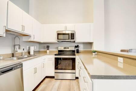 Cozysuites - 1Br With Direct Skybridge Access #1 インディアナポリス エクステリア 写真