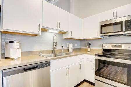 Cozysuites - 1Br With Direct Skybridge Access #1 インディアナポリス エクステリア 写真
