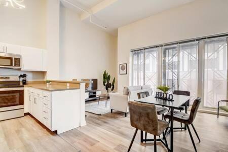 Cozysuites - 1Br With Direct Skybridge Access #1 インディアナポリス エクステリア 写真