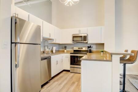Cozysuites - 1Br With Direct Skybridge Access #1 インディアナポリス エクステリア 写真